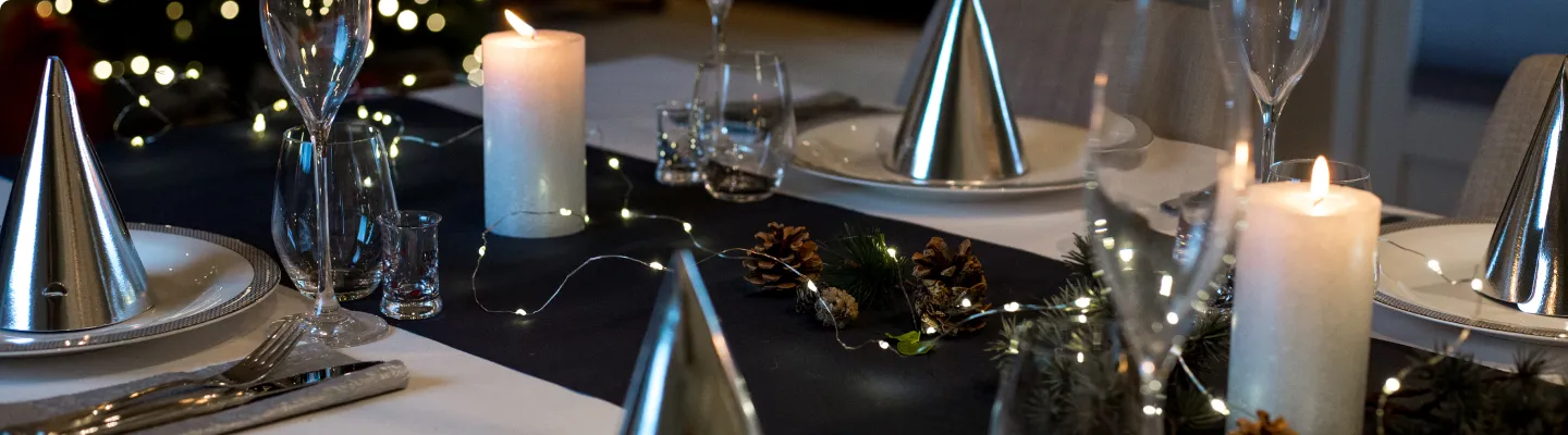 Pent dekket bord med tallerkener, glass og blomster