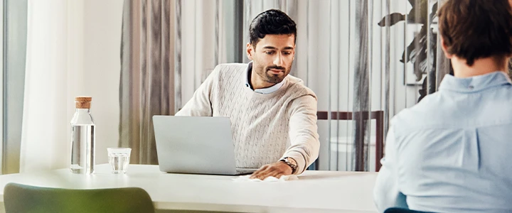 Dame som bytter såpe på ett bad