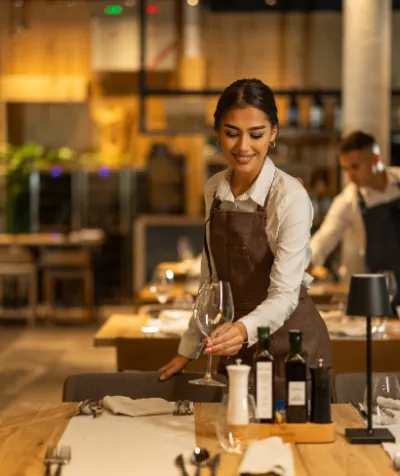 En person som dekker på med ett vinglass