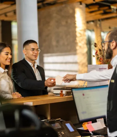 2 personer som sjekker inn i en resepsjon