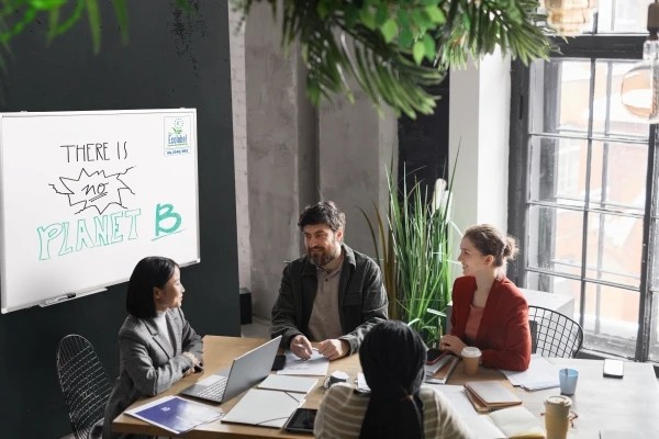 Ett rom med diverse møbler og en pastell blå glass tavle på veggen