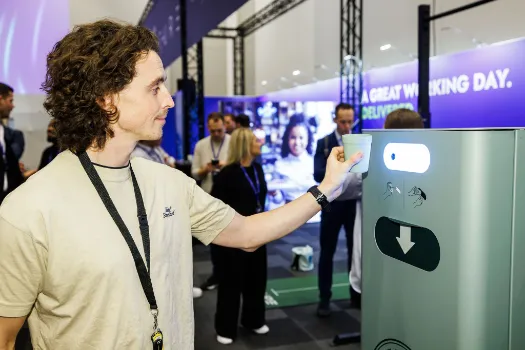 En person som skanner en return & reuse kopp 