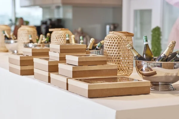 En person som fyller mat i tomme matemballasje bokser