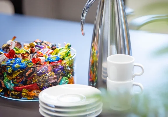 Pyntet bord, med engangs tallerken/koppere og mange dekorative produkter