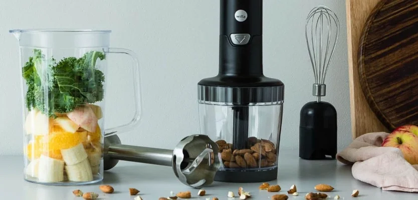 En person som fyller mat i tomme matemballasje bokser