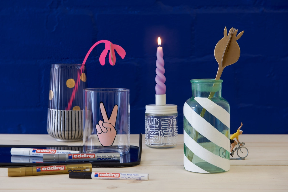 Glass og vaser dekorert med Edding penner.