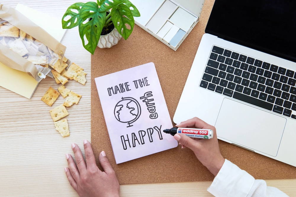 Skriver på bok med edding merkepenn