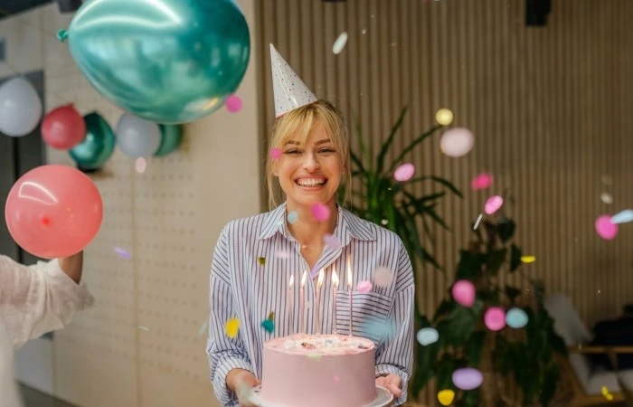 Ansatt som får påskeegg av kollega