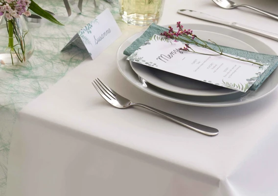 En person som vrir opp en svamp over en bøtte