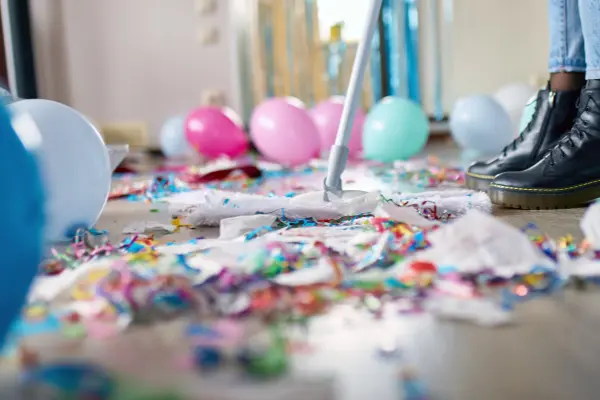 Person som mopper opp konfetti