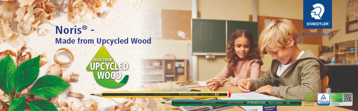 2 barn som sitter ved en pult og tegner med Staedtler penner lagd med gjenbrukt tre