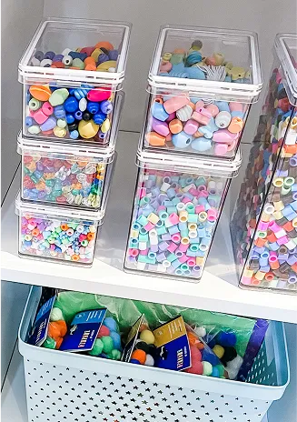 Diverse type perler og hobby artikler sortert fint i smarte oppbeavingns bokser