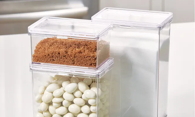 Ett spisebord pyntet med røde servieter og røde kubbelys 