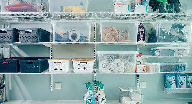 En skirver som skriver ut ett ark med bilder i farge