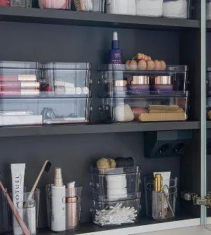 En fargerik tegning av en animert figur, tegnet med Posca tusj