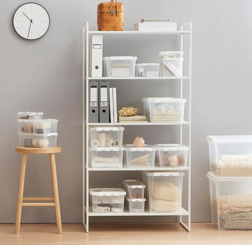 Ett  rom med hylle, krakk og mange plastbokser