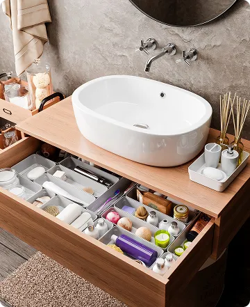 Et bad med en skuff åpen, med masse bokser for pefekt sortering