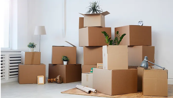 Ett rom hvor mesteparten av ting er pakket ned i esker