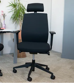 En kontorstol i en lys og moderne kontor setting