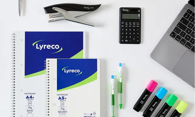 Diverse produkter fra Lyreco EMV serien, blant annet penner, kalkulator, stiftemaskin og notatbøker