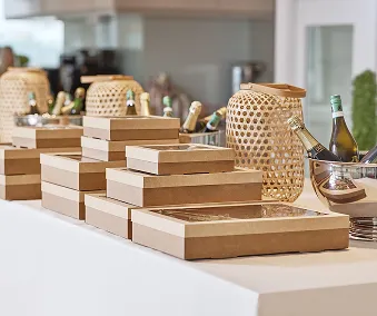 Ett pyntet bord med diverse postemballasje