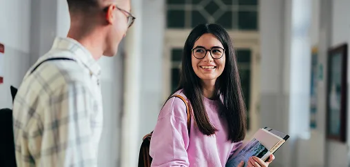 Ett bilde av 2 studenter , en person snur seg mot en annen