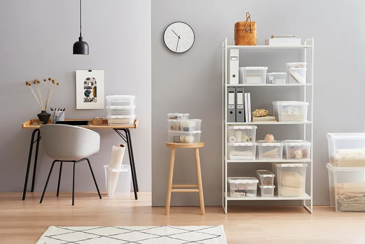 Ett møbler rom med diverse oppbevaringsløsninger