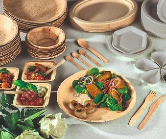 Ett bord med mat og drikke til en fest