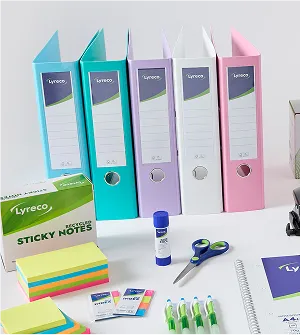 Flere Lyreco permer i forskjellige farger som står oppreist