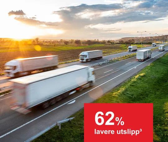 Mange lastebilder på en vei og en tekstboks som sier '62% lavere utslipp'.