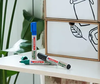 Edding markører i forskjellige farger på ett bord