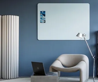 Ett kontor med en stor tavle på veggen