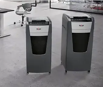 2 makuleringsmaskiner plassert på et kontor