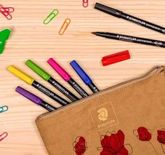 Mange forskjellige farger av STAEDTLER Lumocolor - miljøvennlige penner