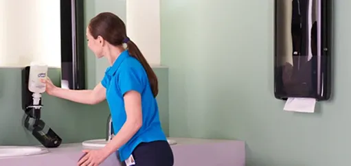 En person som fyller på såpe på en dispenser