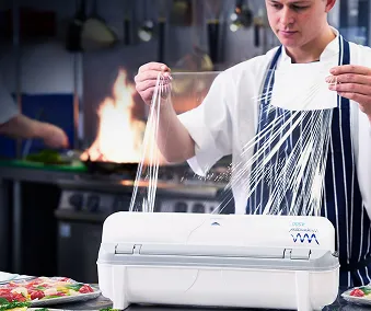 En person som bruker en wrapmaster