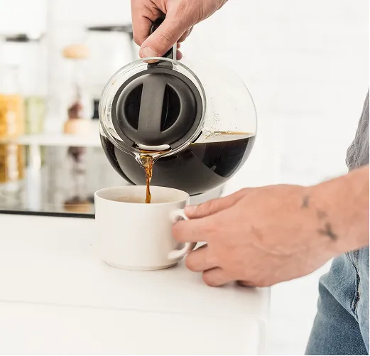 En person som heller en kaffe i en kopp