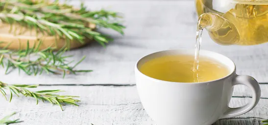 Noen som heller te i en kopp