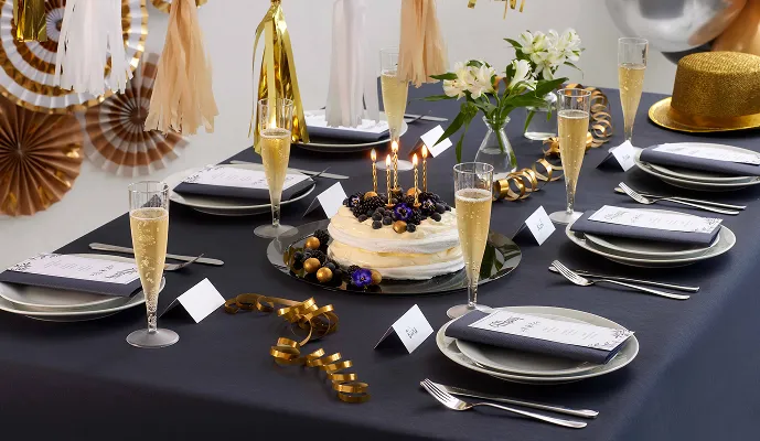 Ett bord pent pyntet med blomster og dekorasjoner