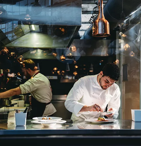 En kokk som lager mat