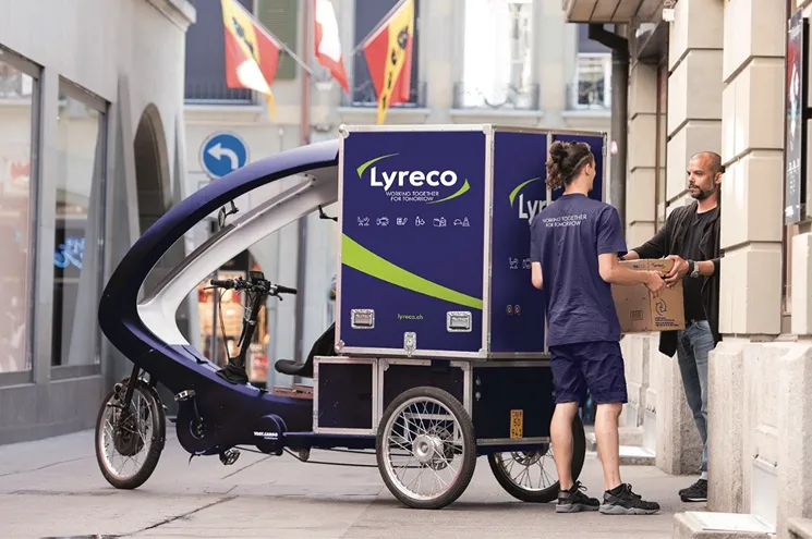 En Lyreco ansatt som leverer en pakke