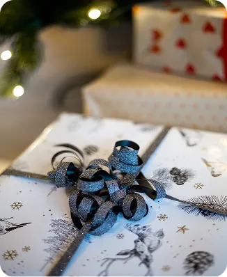 En pakke under ett juletre