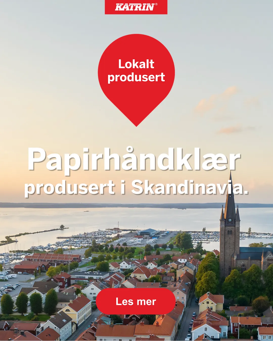 En by som ligger nede ved vannet.