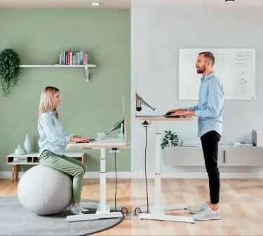 2 bilder satt sammen av 2 forskjellige hjemmekontor så det ser ut som personene ser på hverandre