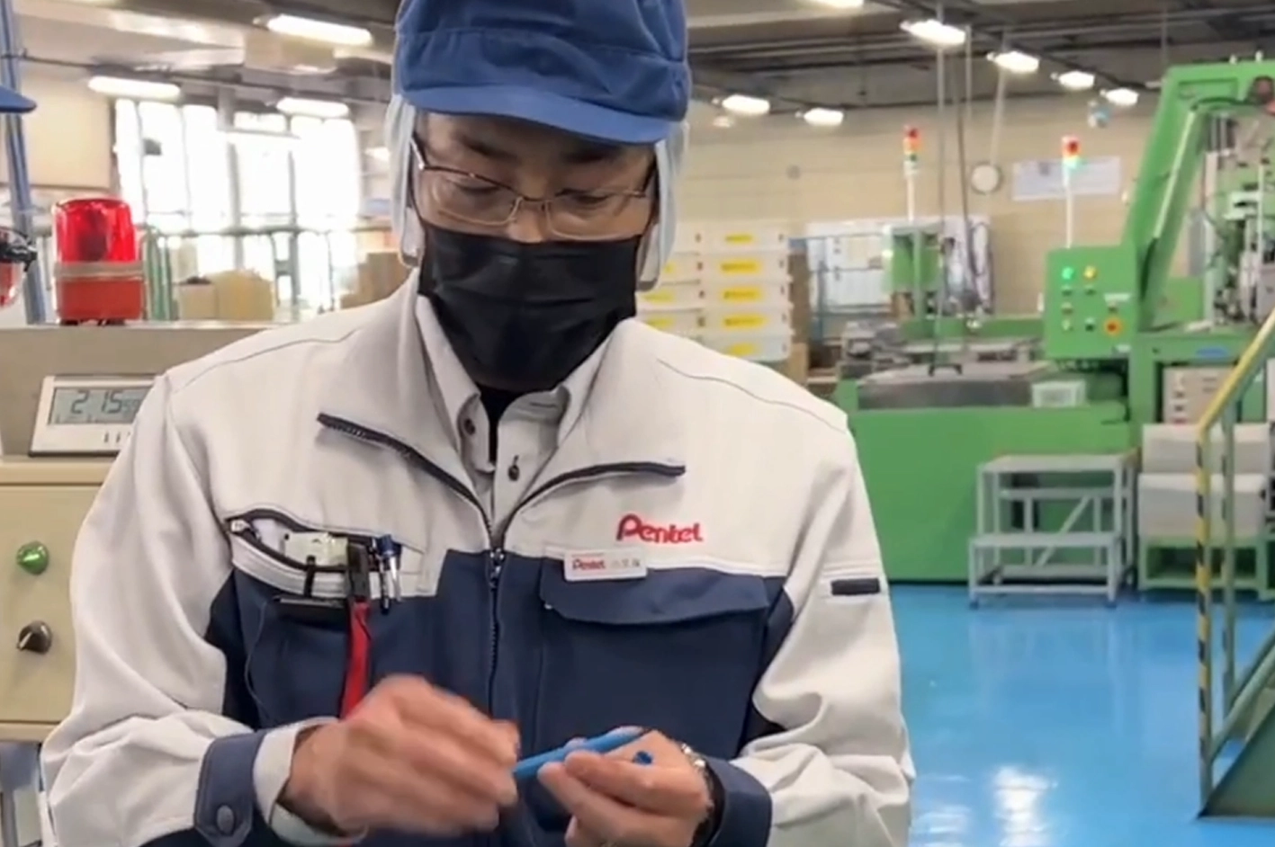En person som jobber i Pentel fabrikken