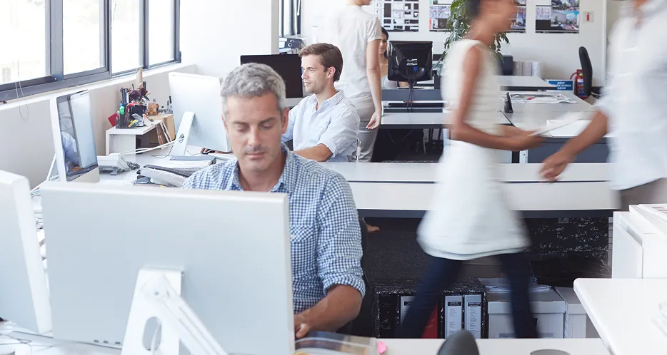 En person som sitter foran en pc skjerm